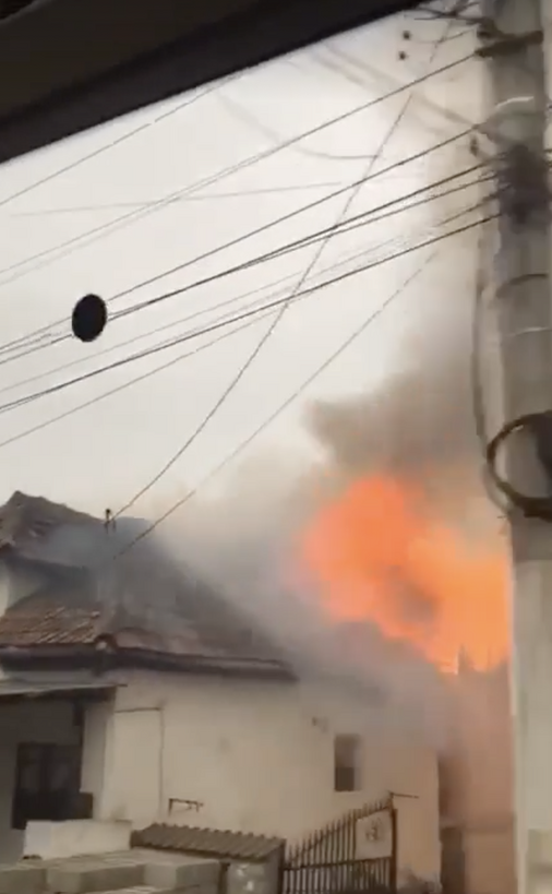 ACUM: 3 case au luat foc, la Glod, în Moroeni